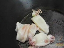 Кальмары под острым соусом: На сковороде разогреть 1 ст. ложку оливкового масла. Выложить кальмары. Обжарить.