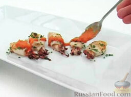 Кальмары под острым соусом: Кальмары выложить на сервировочную тарелку. Полить соусом.