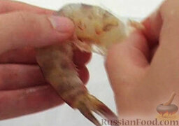Жареные креветки с кокосом: Очистить креветки, оставив хвостики.