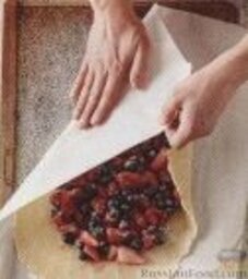 Открытый ягодный пирог: 5. Приподнимая края бумаги, завернуть пустые края теста наверх.