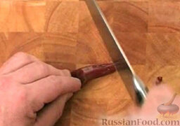 Креветки с чесноком: Перец чили нарезать тонкими колечками, добавить к креветкам.