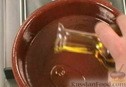 Креветки с чесноком: Разогреть в сковороде растительное масло.