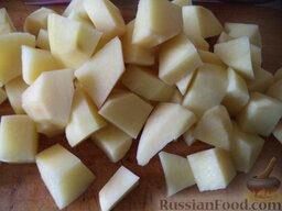 Суп гороховый с картофелем: Картофель очистить, помыть, нарезать кусочками.