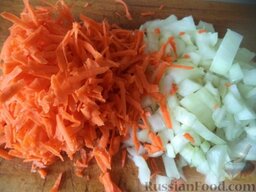 Суп гороховый с картофелем: Морковь и лук репчатый очистить, помыть. Лук нарезать кубиками, морковь натереть на крупной терке.