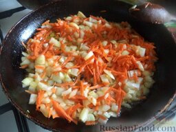 Суп гороховый с картофелем: Разогреть сковороду, налить растительное масло. Выложить лук и морковь. Тушить на среднем огне, помешивая, 2-3 минуты.