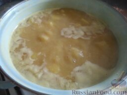 Суп гороховый с картофелем: В кастрюлю добавить овсяную крупу, картофель, зажарку, соль, перец и варить гороховый суп до готовности (около 20-25 минут).