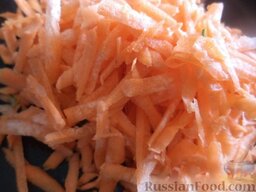 Хрустящая квашеная капуста: Морковь очистить, помыть и натереть на крупной терке.