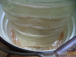 Хрустящая квашеная капуста: Сложить плотно в ведро или кастрюлю. Хорошо утрамбовать. Накрыть тарелкой и поставить груз. Оставить на 3-4 дня.