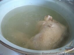 Борщ красный с курицей и фасолью: Курицу помыть, выложить в кастрюлю. Залить холодной водой. Поставить на огонь, довести до кипения (пену собирать шумовкой по мере возникновения). Варить на небольшом огне под крышкой до готовности (около 40 минут).