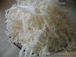 Борщ красный с курицей и фасолью: Нарезать тонкой соломкой капусту.