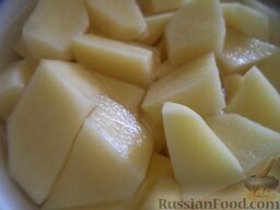 Борщ красный с курицей и фасолью: Очистить и помыть картофель. Нарезать кусочками.