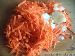 Борщ красный с курицей и фасолью: Очистить, помыть лук и морковь. Нарезать лук кубиками, а морковь натереть на крупной терке или нарезать тонкой соломкой.