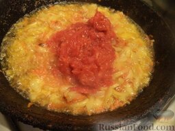 Борщ красный с курицей и фасолью: Разогреть сковороду, налить растительное масло. В горячее масло выложить лук и морковь. Пассеровать на среднем огне 2-3 минуты. Добавить томатную пасту. Перемешать. Тушить 3-5 минут.