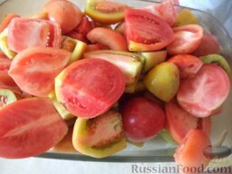 Маринованные помидоры половинками (без стерилизации): Помидоры твердые (бурые и зеленые) помыть, разрезать на 2-4 части, в зависимости от размера. Вырезать плодоножку.