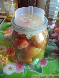 Маринованные помидоры половинками (без стерилизации): Из банки слить воду, залить помидоры кипящим маринадом до самого верха.