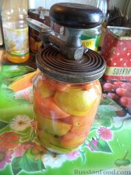 Маринованные помидоры половинками (без стерилизации): Накрыть банку жестяной крышкой и закатать.