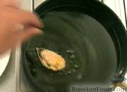 Мидии со сладким перцем: В сковороде разогреть растительное масло. Выложить раковины в панировке начинкой вверх, обжаривать 5 минут с двух сторон.
