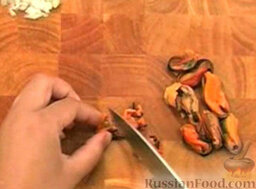 Мидии со сладким перцем: Мясо мидий вынуть из створок и нарезать.