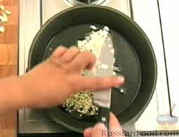 Мидии со сладким перцем: На сковороде разогреть растительное масло. Выложить и обжарить лук, чеснок и перец.