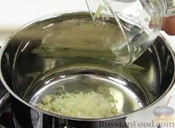 Суп с фасолью и капустой: В кастрюле разогреть растительное масло. Выложить мелко нарезанный лук. Пассеровать 3 минуты.