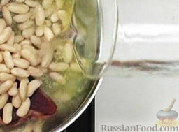 Суп с фасолью и капустой: Влить холодную воду. Варить 45 минут.