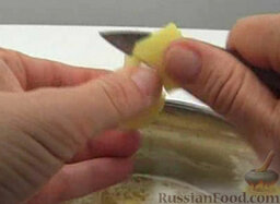 Суп с фасолью и капустой: Картошку нарезать кусочками. Добавить в суп.