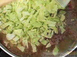 Суп с фасолью и капустой: Добавить нашинкованную капусту.