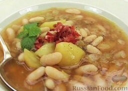 Суп с фасолью и капустой: При подаче в каждую тарелку супа с фасолью и капустой добавить немного ветчины. Украсить суп мятой.    Приятного аппетита!