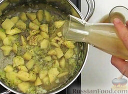 Суп с картофелем, пореем и лососем: Влить бульон.