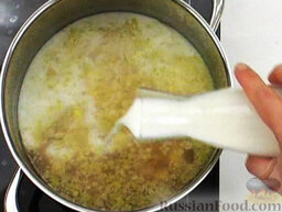 Суп с картофелем, пореем и лососем: Добавить молоко.