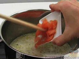 Суп с картофелем, пореем и лососем: Выложить в суп ломтики нарезанного филе лосося. Перемешать.