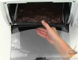 Шоколадно-ореховый пирог: Выпекать шоколадно-ореховый пирог в разогретой духовке примерно 25 минут при температуре 180 градусов.