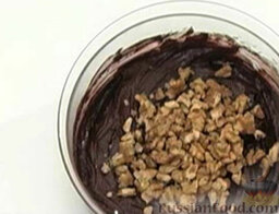 Шоколадно-ореховый пирог: Добавить орехи.