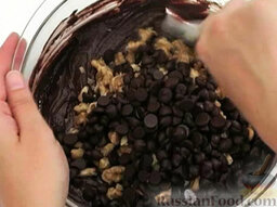 Шоколадно-ореховый пирог: Добавить кусочки шоколада. Перемешать.
