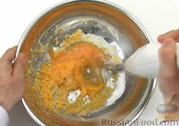 Мандариновый тирамису: Добавить сахар к желткам. Взбить.