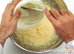 Мандариновый тирамису: Смешать сливки с желтково-сырной массой.