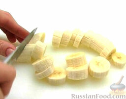 Бананово-миндальный шейк: Бананы очистить и нарезать.