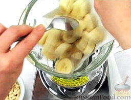 Бананово-миндальный шейк: Переложить бананы в чашу блендера. Добавить миндаль.
