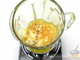 Бананово-миндальный шейк: Влить апельсиновый сок.
