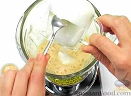 Бананово-миндальный шейк: Влить йогурт.