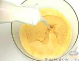 Кукурузная каша с гренками: Кукурузную муку залить молоком (1 стакан). Перемешать до однородности.