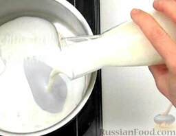 Кукурузная каша с гренками: Нагреть стакан молока.