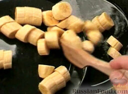 Десерт-суфле с бананами: На сковороде разогреть растительное масло. Обжарить кусочки бананов до румяности.