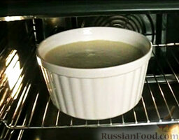 Суфле с лесными орехами: Разогреть духовку. Запекать суфле 20 минут при температуре 180 градусов.