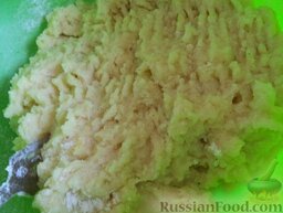 Картофельные котлеты с куриным мясом: Воду слить, картошку растолочь в однородную массу, добавить сливочное масло. Перемешать. Добавить яйца, поперчить. Добавить муку, 2-3 ст. ложки. Хорошо перемешать. Картофельное 