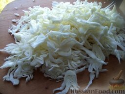 Капуста, тушенная с грудинкой и картофелем: Свежую капусту нарезать тонкой соломкой.