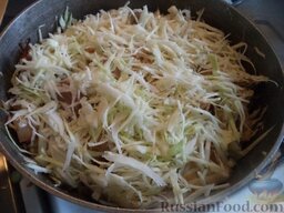 Капуста, тушенная с грудинкой и картофелем: Если сковорода с невысокими бортиками, то переложить мясо в казанок. Добавить квашеную и свежую капусту.