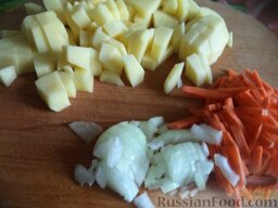 Томатный суп с чечевицей и картофелем: Очистить и помыть лук, морковь, картофель. Картофель нарезать кусочками, лук - кубиками,  морковь - тонкой соломкой (или натереть на крупной терке).