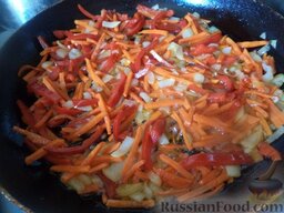 Томатный суп с чечевицей и картофелем: Разогреть сковороду, налить растительное масло. В горячее масло выложить лук, морковь и перец сладкий. Тушить овощи на среднем огне, помешивая, 2-3 минуты.