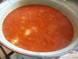 Томатный суп с чечевицей и картофелем: Добавить зажарку в суп. Посолить, поперчить. Варить суп томатный с чечевицей 10 минут под крышкой на небольшом огне.